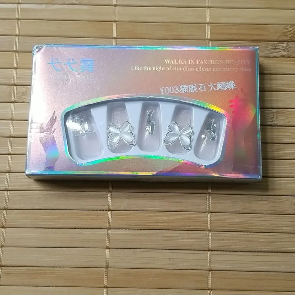 Butterfly Press Squaure Press on nails 24 piece set - Picture 2 of 3